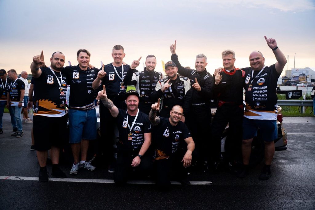 Motorsporto komanda su individualia SportArt reprezentacine apranga