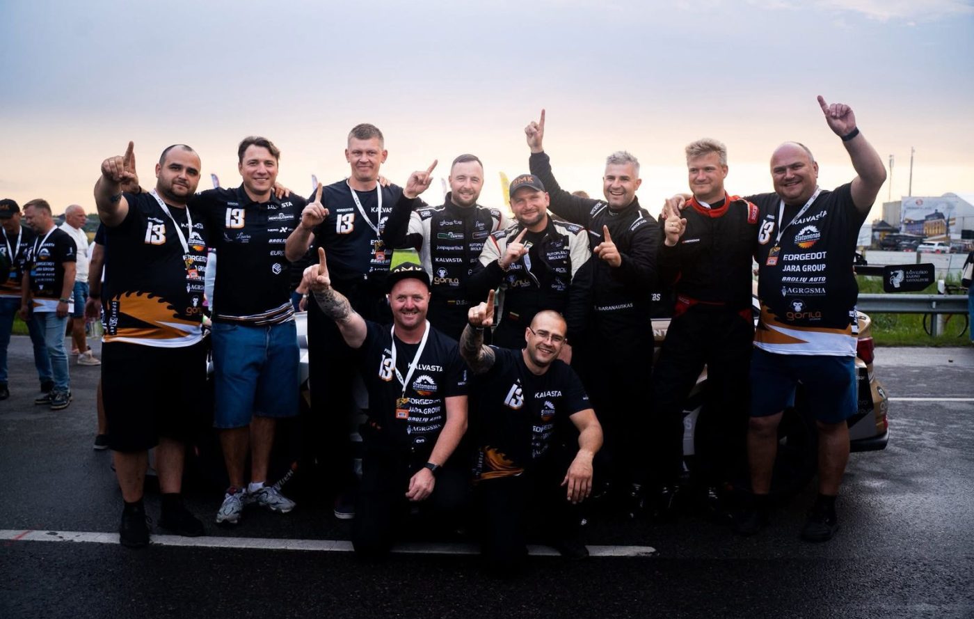 Motorsporto komanda su individualia SportArt reprezentacine apranga