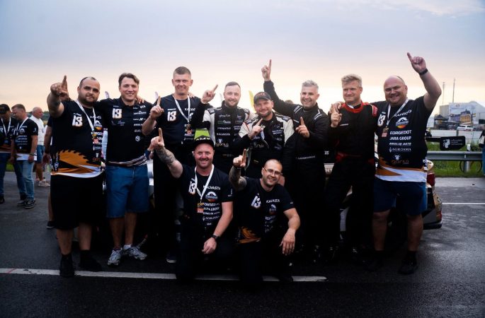 Motorsporto komanda su individualia SportArt reprezentacine apranga