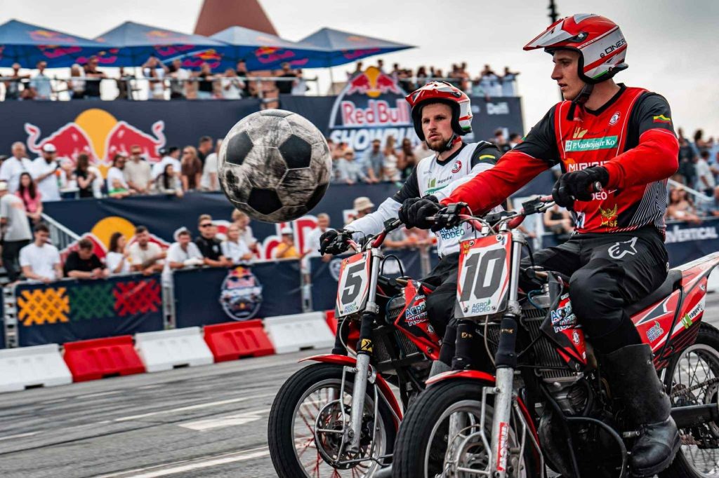 Motosporto lenktynininkai trasoje vilki individualią aprangą