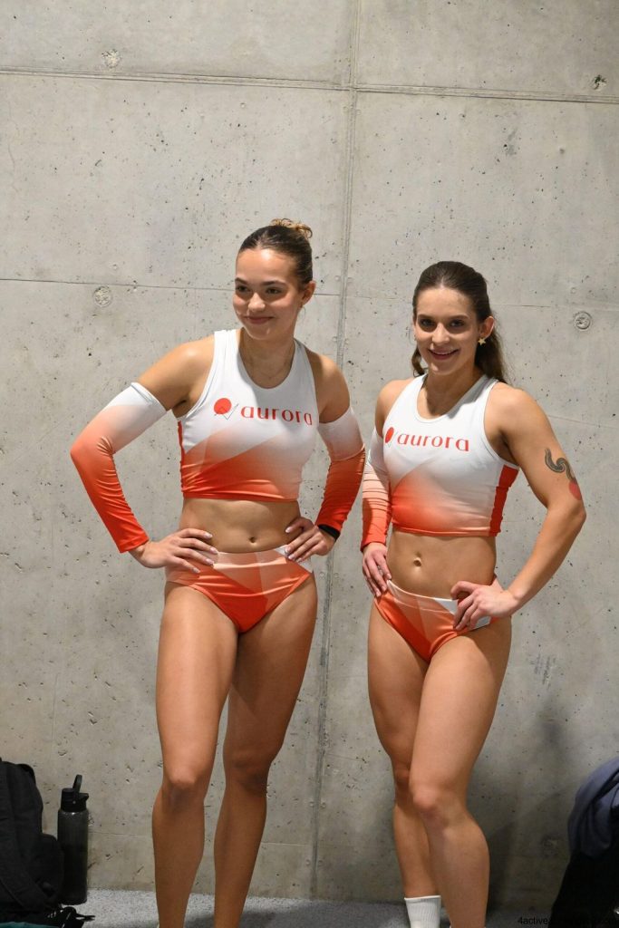 Dvi lengvosios atletikos sportininkės su individualia apranga
