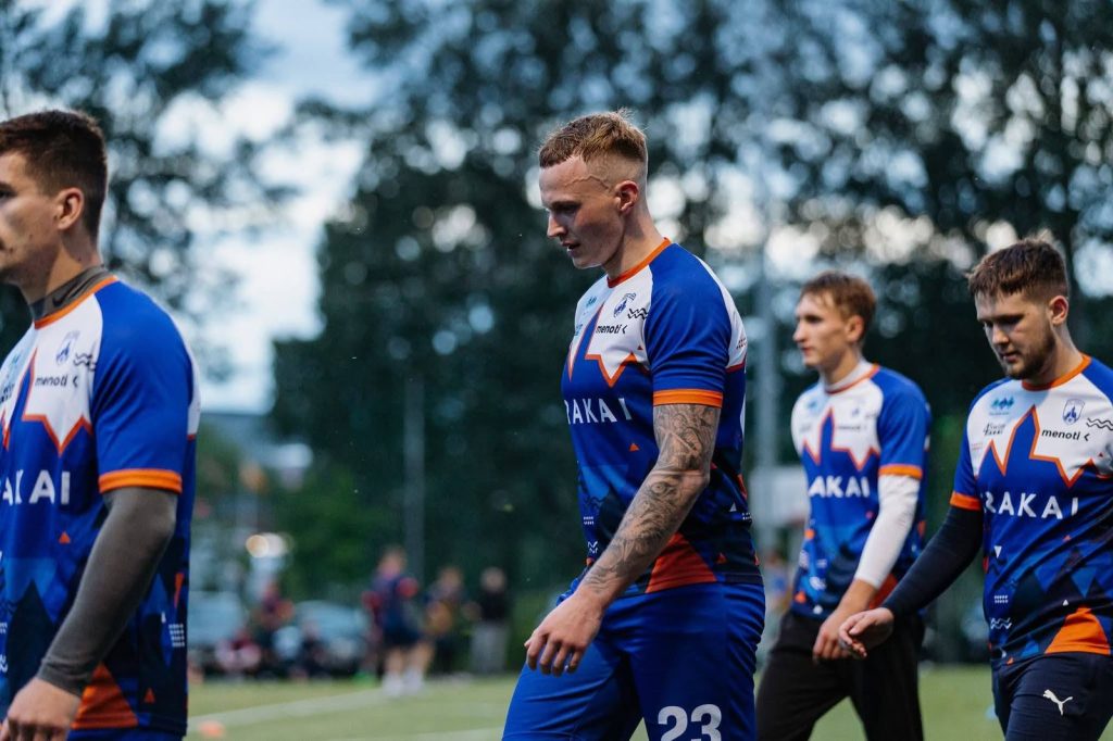 Futbolo komanda vilki individualią SportArt aprangą varžybų metu