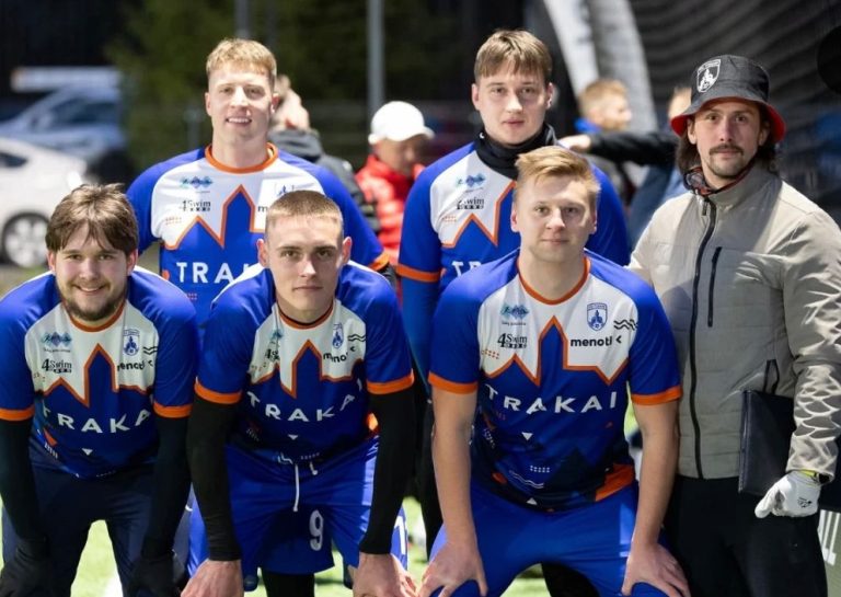 Futbolo komanda su individualiai pasiūta apranga