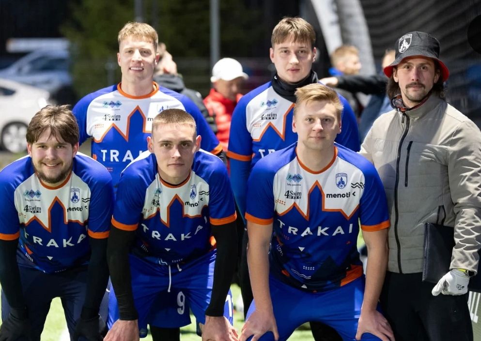 Futbolo komandos žaidėjai su individualiai pasiūta apranga
