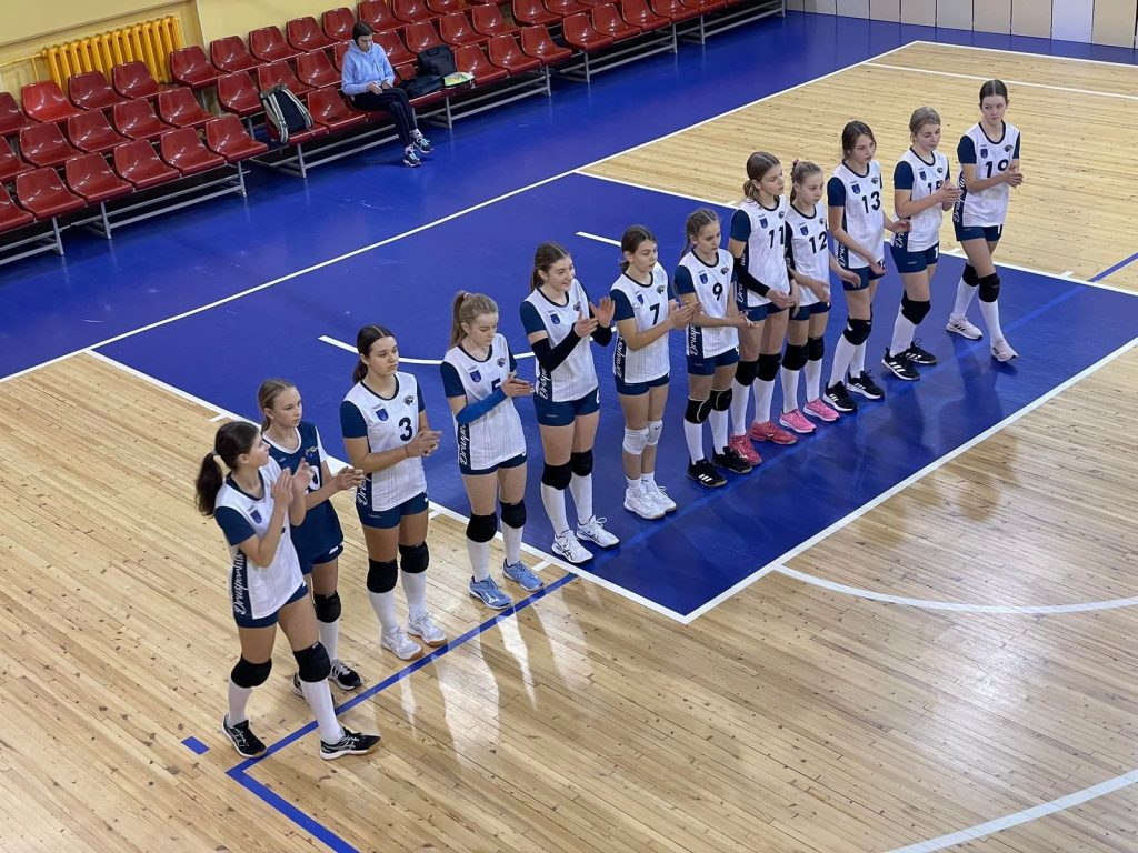 Tinklinio komanda salėje vilki individualią aprangą