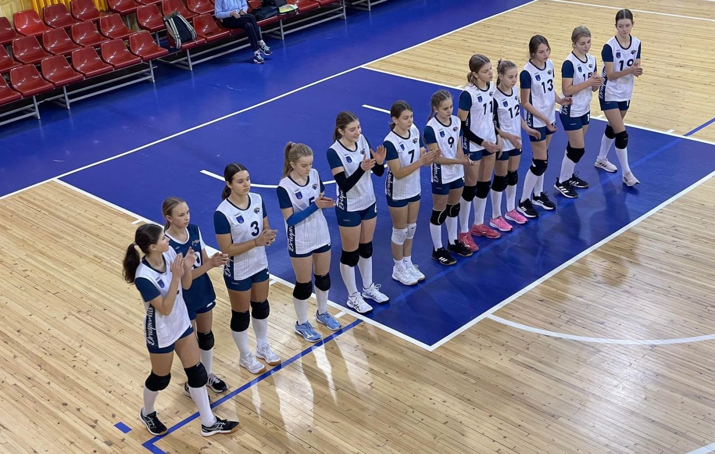 Tinklinio komanda salėje vilki individualią aprangą