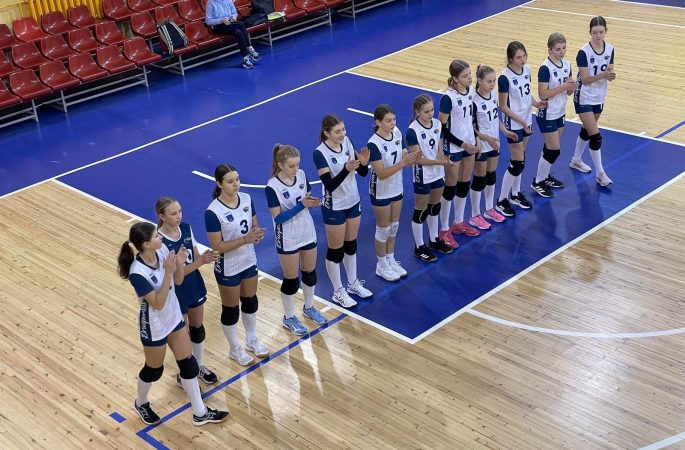 Tinklinio komanda salėje vilki individualią aprangą